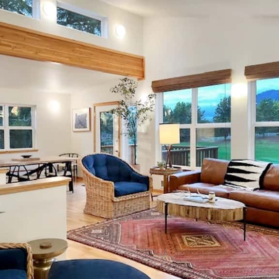 Manzanita: Hot Tub| King Beds| walk to beach - Image 1